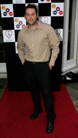 Dane Bowers. Cantante inglés del grupo de pop Another Level, hizo un vídeo de sí mismo teniendo relaciones sexuales con su novia modelo Katie Price, que fue robado de su piso en 1999 y se convirtió en uno de los videos sexuales de celebridades más populares del Reino Unido.