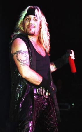 Vince Neil, vocalista de Mötley Crüe hizo un video sexual en 1993 con la estrella porno Janine y la actriz / ex Penthouse Pet Brandy Ledford que fue filtrado.