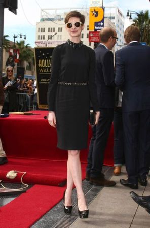 La bella Anne Hathaway luce el “clásico little black dress” reversionado. Un ítem que no pierde vigencia y te asegura un look clásico y sobrio, sin perder estilo.