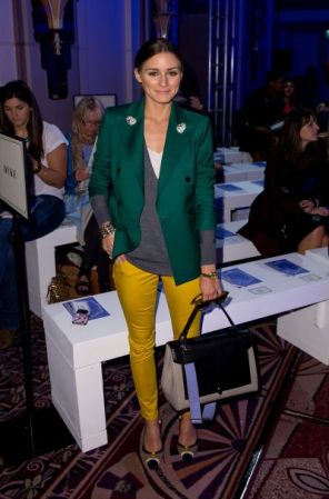 ¡Amamos la propuesta de la fashionista Olivia Palermo! Para chicas altas, las leggings son ideales porque aportan comodidad, combinadas con zapatos metalizados bajos y un blazer de corte irregular, es un éxito garantizado.