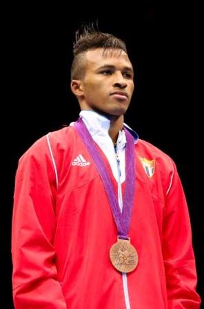 Lázaro Álvarez ganó medalla de bronce para Cuba en boxeo peso gallo.