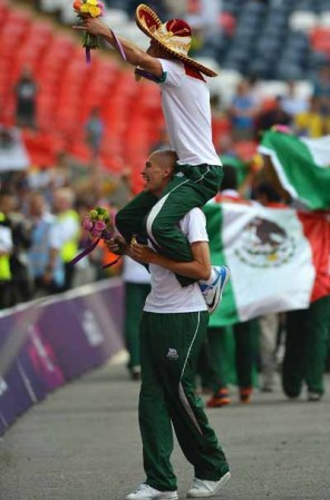 El equipo mexicano de fútbol varonil conquistó el título Olímpico, al vencer a Brasil en la final.
