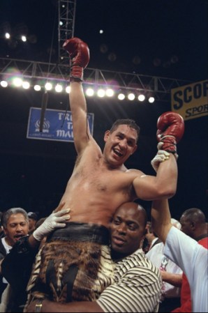 El "Macho" Camacho celebra su triunfo del 22 Jul 1996, en Atlantic City, Nueva Jersey.