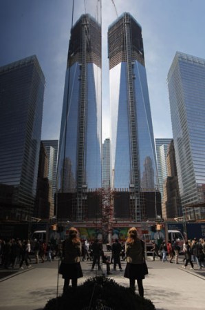 Con la columna de acero que los trabajadores instalaron, el edificio alcanzó los 1,250 pies.