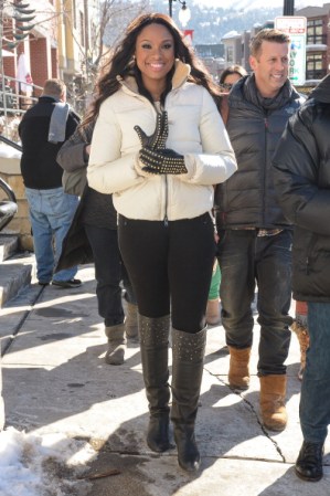 La talentosa Jennifer Hudson se abrigó para la nieve con dos elementos que son tendencia esta temporada: unas botas por encima de la rodilla y unos guantes de tachas.