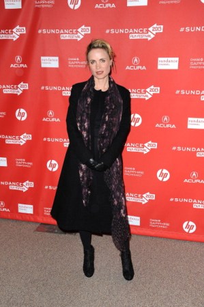 Radha Mitchell optó por un outfit más sencillo compuesto por un abrigo negro, pashmina de terciopelo, botines y medias.