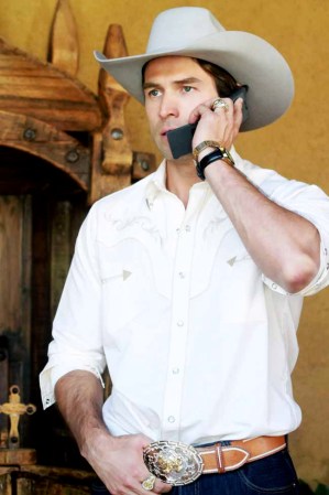 Rafael Amaya como Aurelio Casillas