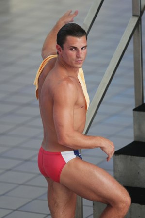 Troy Dumais, especialista en salto ornamental de los Estados Unidos, roba suspiros y miradas cada vez que su cuerpo aparece alrededor de la piscina.