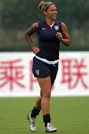 Natasha Kai es centrodelantera en el equipo de soccer de Estados Unidos. Su belleza, su gran habilidad y confianza la convierten en una de las mujeres más codiciadas de Londres.