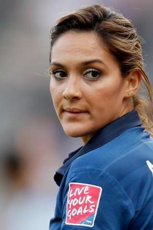 Louisa Necib es una jugadora de fútbol francesa. La tribuna estalla en gritos cuando entra a la cancha.