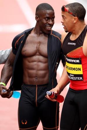 Dwaine Chambers, del equipo anfitrión, luce su espectacular cuerpo antes de una carrera de velocidad.