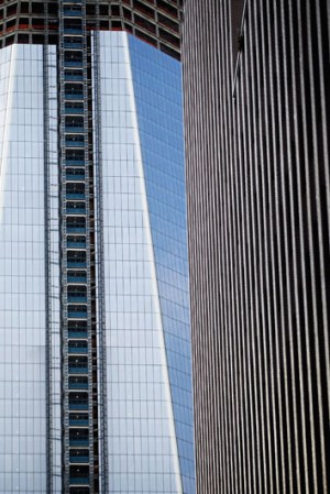 "Ha tardado mucho tiempo, pero ésta es probablemente la construcción más complicada del mundo y creo que lo que hemos demostrado es que la democracia funciona...", manifestó en conferencia de prensa el alcalde de Nueva York, Michael Bloomberg, en torno a la edificación (izquierda).