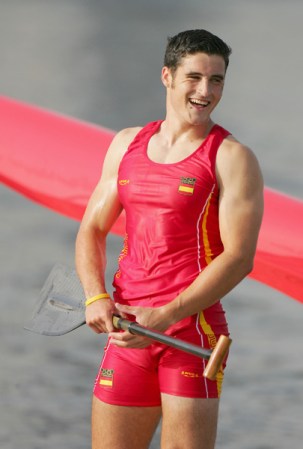 Gal es un sexy español especialista en canotaje que con su sonrisa, sus músculos y carisma ha sabido conquistar a su público.