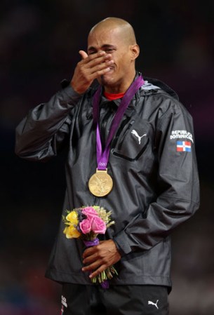 El atleta dominicano Félix Sánchez puso a todos a gozar y hasta a llorar de emoción tras conseguir su segunda medalla de oro en los Juegos Olímpicos, Londres 2012.