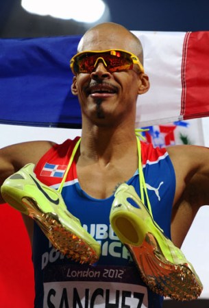El atleta dominicano Félix Sánchez puso a todos a gozar y hasta a llorar de emoción tras conseguir su segunda medalla de oro en los Juegos Olímpicos, Londres 2012.