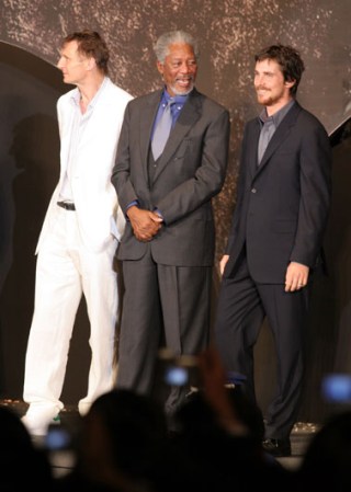 Los actores Liam Neeson, Morgan Freeman y Christian Bale en el estreno en Japón de "Batman Begins" en 2005.
