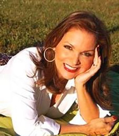 La bella venezolana Elluz Peraza es Mirna Bello.