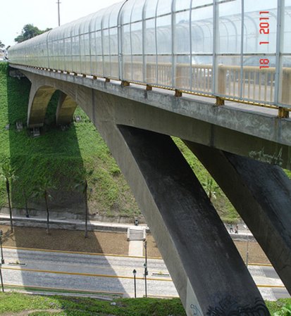 EL PUENTE EDUARDO VILLENA, EN LIMA, PERU: La municipalidad tuvo que erigir pantallas de plexiglás para impedir los frecuentes suicidios. En Lima aseguran que la calle debajo está hechizada.