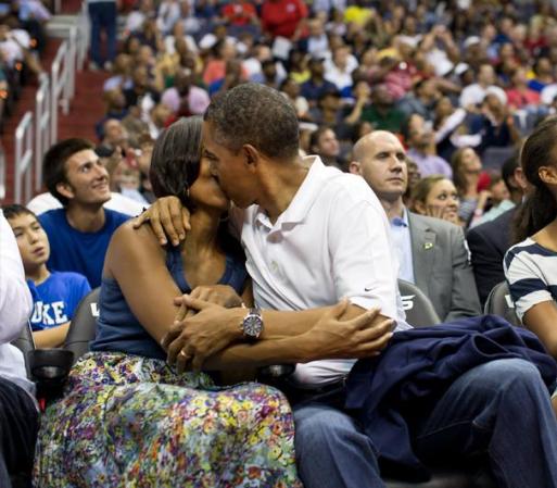 Julio 16 - Pillados por una cámara "kiss-cam" en un juego de basquetbol.