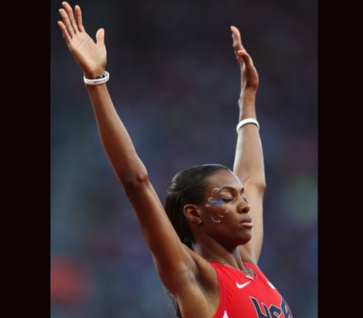 Dee Dee es más atrevida, lo lleva en su cara con mucho orgullo. Es parte del equipo femenino de atletismo de Estados Unidos.