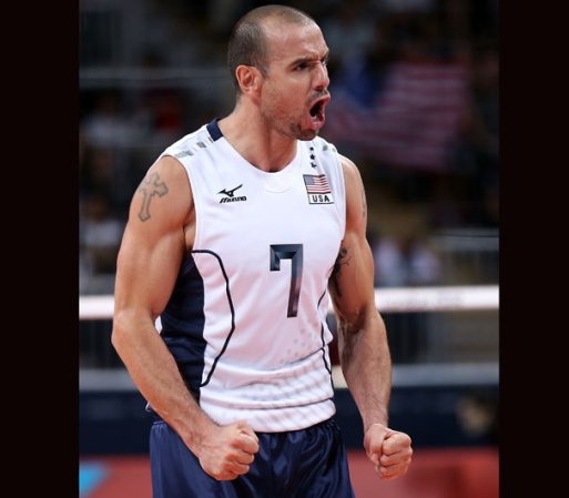 El número 7 del equipo masculino de voleyball, Donald Suxho lleva tatuada en la piel, en el brazo derecho, una enorme cruz. Y otros adornos en el brazo izquierdo.
