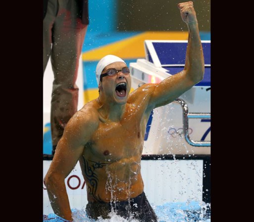 Florent Manaudou, del equipo francés de natación tiene un llamativo diseño al lado derecho. Celebra su victoria, medalla de oro en 50 metros estilo libre.