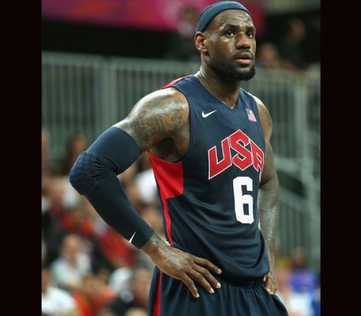 Le Bron James, del equipo de baloncesto de Estados Unidos, luce un tatuaje en ambos brazos.