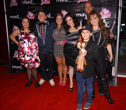 Jenni Rivera, aquí acompañada de Esteban Loaiza, tuvo cinco hijos: Janney Marín, Jacqueline Marín, Jenicka López, Johnny López y Michael Marín.
