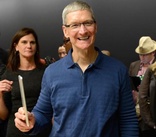 Tim Cook, Director Ejecutivo de Apple. Un año después de la muerte del fundador Steve Jobs, Times considera que el desempeño de Cook va más allá de canalizar la labor de Jobs y afirma que continúa manteniendo a la empresa liderando la industria de la tecnología.