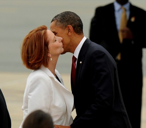 Noviembre 16, 2011 - La Primer Ministro de Australia da un beso de bienvenida al mandatario en Canberra.