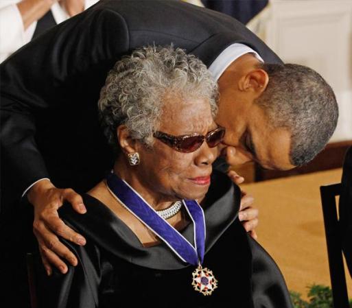 Febreo 15, 2011 - La autora y poeta Maya Angelou recibe un beso del presidente luego de haber sido galardonada con la Medalla de Libertad.