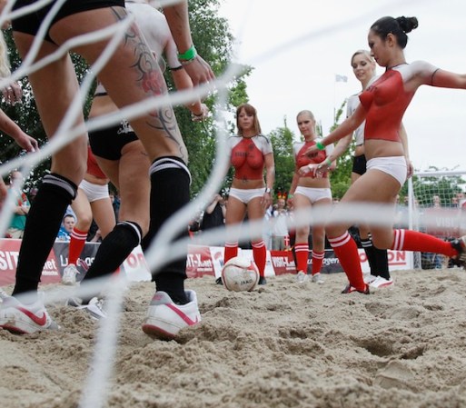 Con uñas y dientes, las jugadoras defendieron su camiseta, la cual llevaron solamente pintada sobre su desnudo torso.