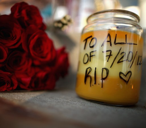 Muchos dejaron velas y flores en el lugar de la tragedia.