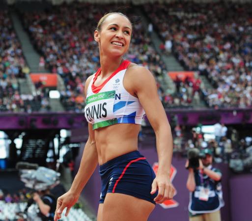 Jessica Ennis sonríe mientras participa del heptatlón que luego le daría una medalla de oro. Su cuerpo y su sonrisa hace que todos la deseen.