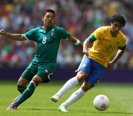 Marco Fabian de México persigue a Rafael de Brasil.
