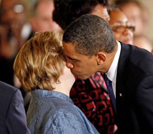 Octubre 28, 2009 - Obama da un beso a la madre de Mathew Shepard, quien murió víctima de un crimen de odio.