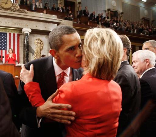 Septiembre 9, 2009 - Barack Obama da un beso a la secretaria de Estado, y alguna vez, contrincante a la presidencia, Hillary Rodham Clinton.