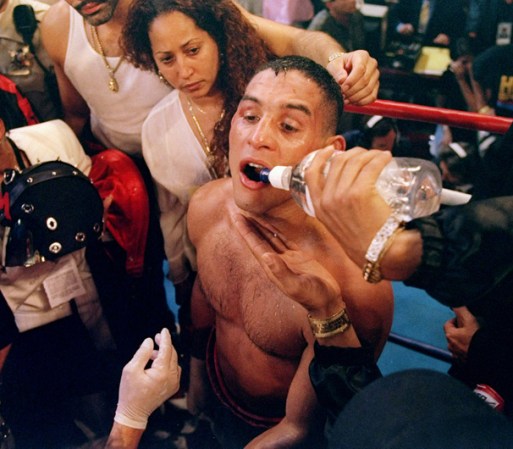 Camacho toma agua en su esquina durante su pelea contra Oscar De La Hoya.