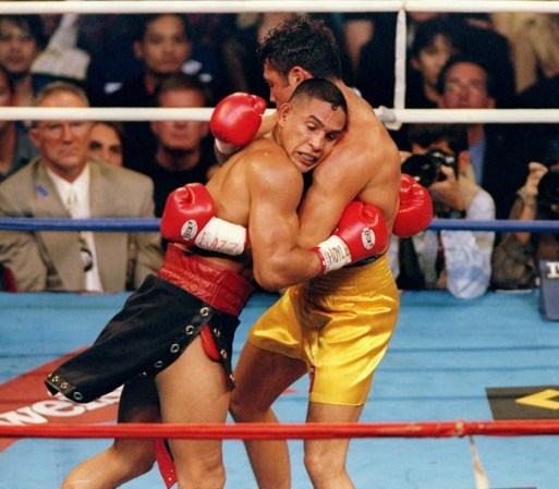 De La Hoya atacó a Camacho desde el 1º asalto, es recién empezado el 9º asalto cuando el Golden Boy manda a la lona a Camacho.