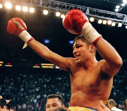 Oscar De La Hoya celebra después de vencer a Héctor Camacho.
