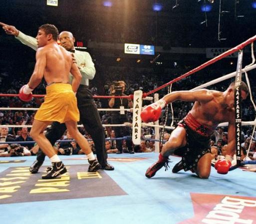 Oscar De La Hoya, al momento de noquear a Hector Camacho during a la pelea en el Thomas and Mack Center de Las Vegas, Nevada.