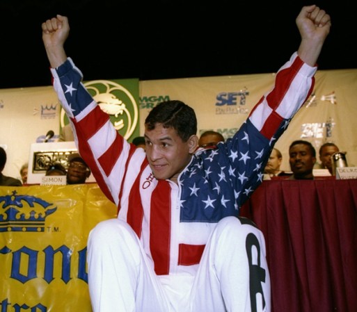 El "Macho" Camacho se retiró con una marca de 79 victorias -38 por la vía rápida-, seis derrotas y tres empates.Aquí en una foto del 27 de enero de 1994.