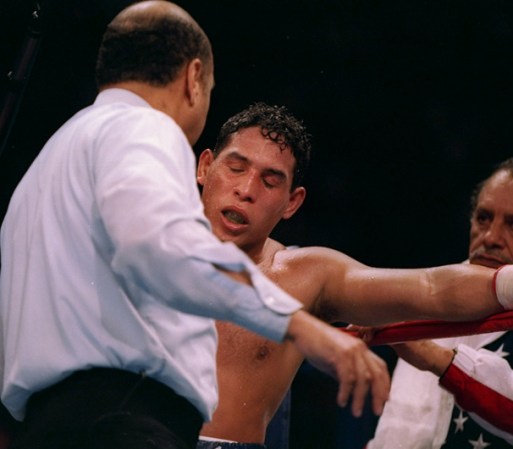 En esta foto del 29 de enero de 1994 vemos a Héctor "Macho" Camacho hablando con el referí durante su pelea contra Félix Trinidad, en Las Vegas, Nevada. Trinidad ganó la pelea en 12 rounds.