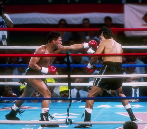 Héctor Camacho le lanza un golpe a Tony Baltazar durante una pelea, que terminó ganando el boricua el 11 de agosto de 1990.