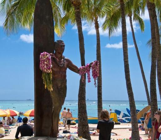 3. Kahanamoku Beach<br />Waikiki, Hawai<br />Esta playa tomó su nombre del Duke Paoa Kahinu Mokoe Hulikohola Kahanamoku, considerado como el inventor del surf moderno. La estatua es en su honor.