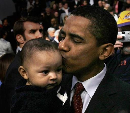 Marzo 31, 2008 - El entonces candidato, Barack Obama, le da un besito a Luca Suliveras, de 6 meses de edad, en Pensilvania.
