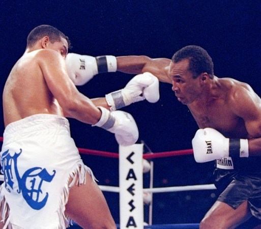 Sugar Ray Leonard y Héctor "Macho" Camacho intercambian golpes durante la pelea del 1 de marzo de 1997.