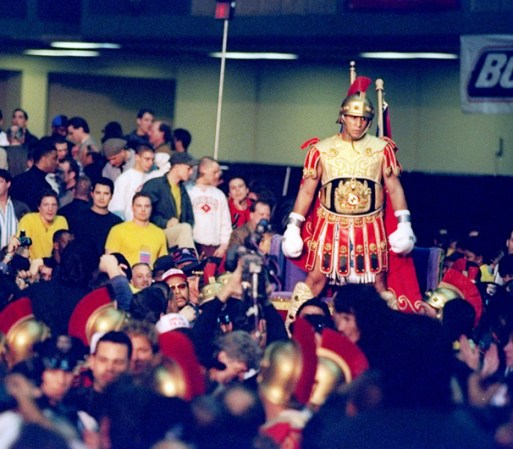 Triunfante llegó "Macho" Camacho el 1 de marzo de 1997: a su encuentro con Sugar Ray Leonard en Atlantic City, Nueva Jersey.