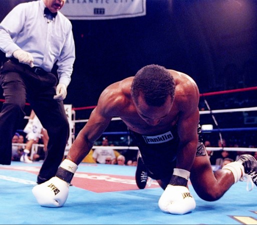 El referí Joe Cortez empieza el conteó a Sugar Ray Leonard en una de sus caídas.