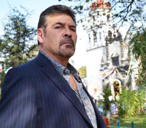 Guillermo Quintanilla como Isidro Robles